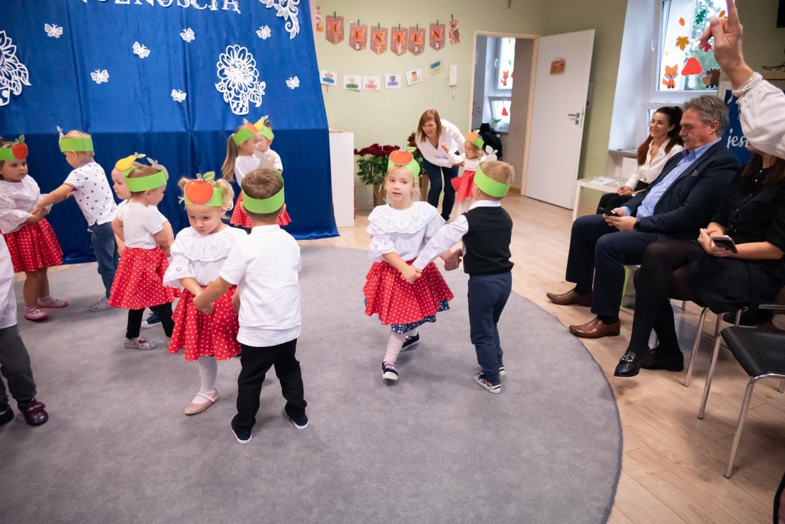 Zdjęcie w galerii na portalu naszraciborz.pl:  Radość w bieńkowickim przedszkolu. Otwarto nowy plac zabaw wiadomości z regionu