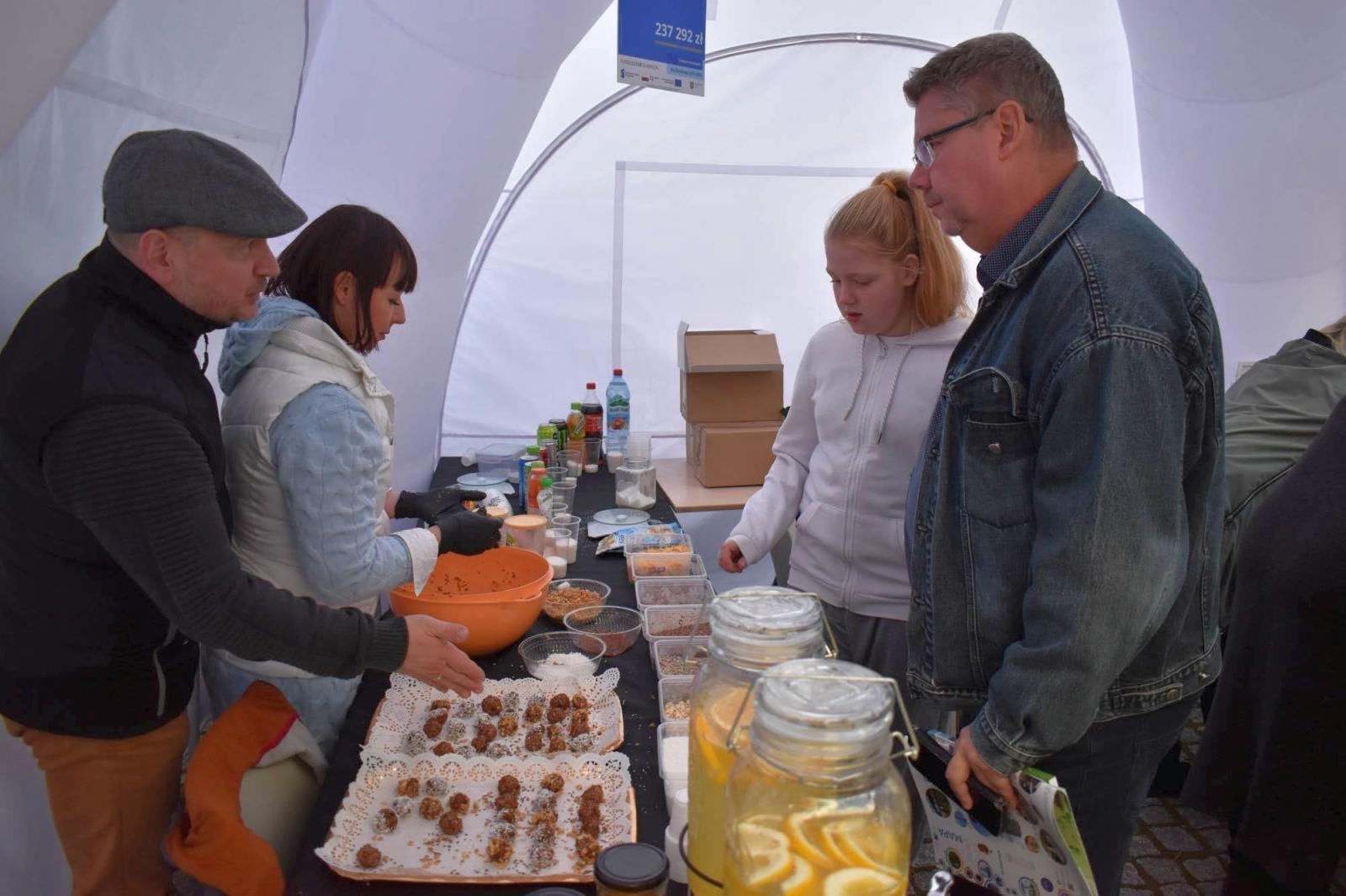 Zdjęcie w galerii na portalu naszraciborz.pl: Fundusze Europejskie. Nowa Energia! Tak było na pikniku na zamku wiadomości z regionu