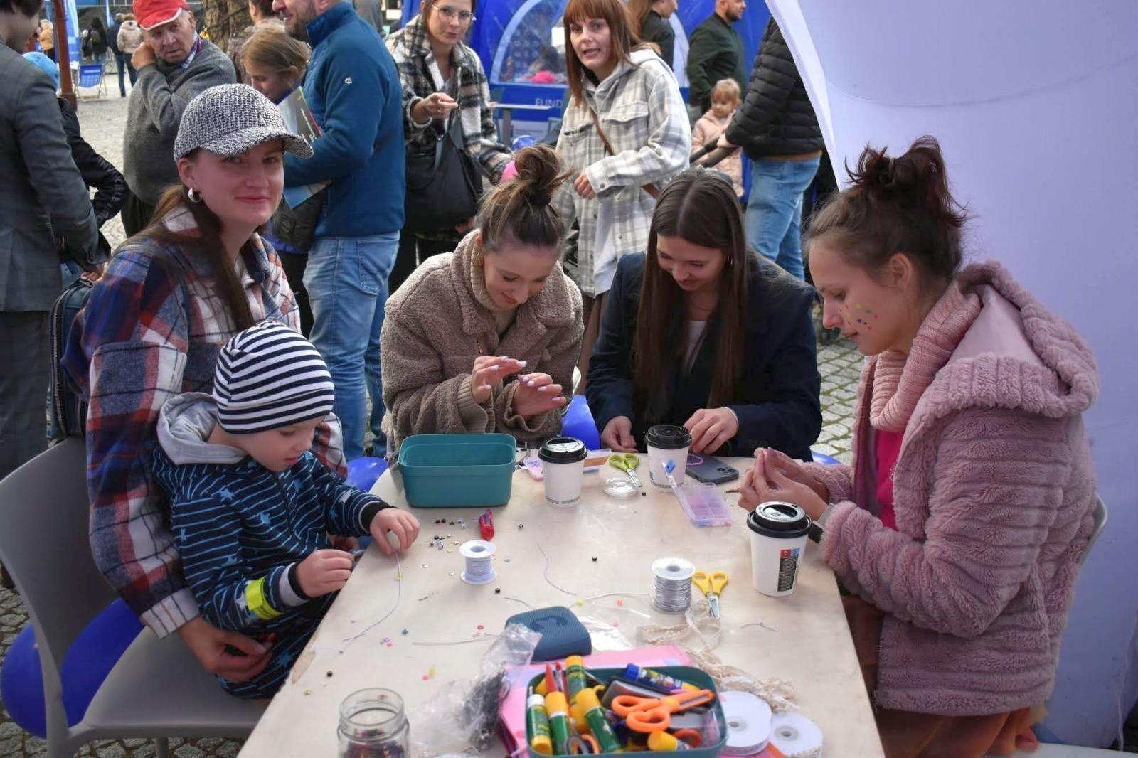 Zdjęcie w galerii na portalu naszraciborz.pl: Fundusze Europejskie. Nowa Energia! Tak było na pikniku na zamku wiadomości z regionu