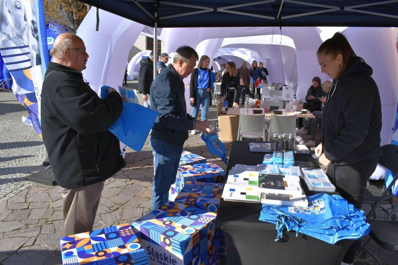 Zdjęcie w galerii na portalu naszraciborz.pl: Fundusze Europejskie. Nowa Energia! Tak było na pikniku na zamku wiadomości z regionu