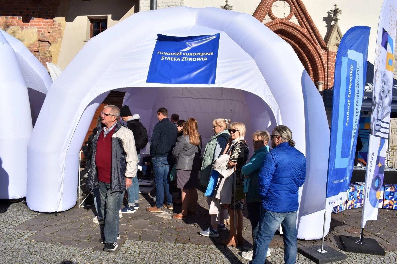 Zdjęcie w galerii na portalu naszraciborz.pl: Fundusze Europejskie. Nowa Energia! Tak było na pikniku na zamku wiadomości z regionu