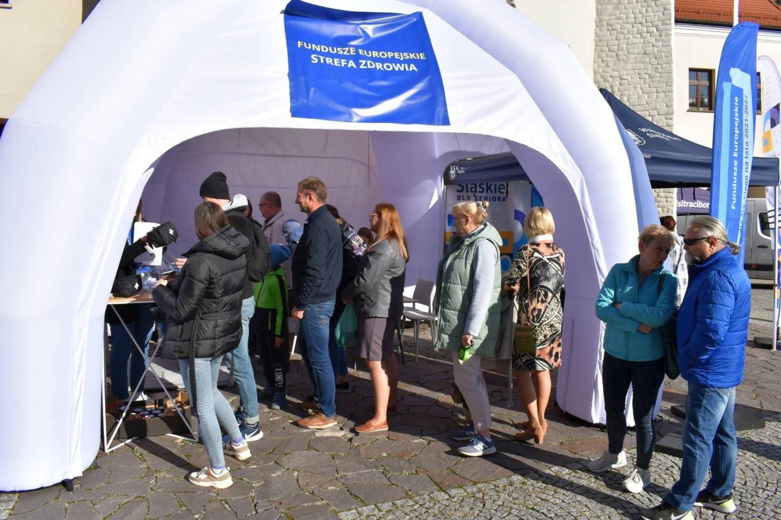 Zdjęcie w galerii na portalu naszraciborz.pl: Fundusze Europejskie. Nowa Energia! Tak było na pikniku na zamku wiadomości z regionu