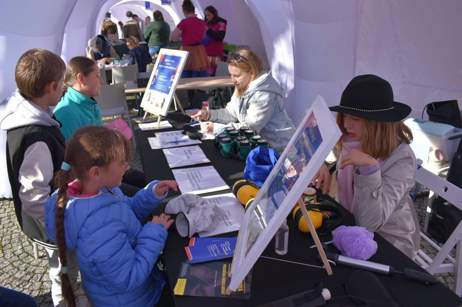 Zdjęcie w galerii na portalu naszraciborz.pl: Fundusze Europejskie. Nowa Energia! Tak było na pikniku na zamku wiadomości z regionu