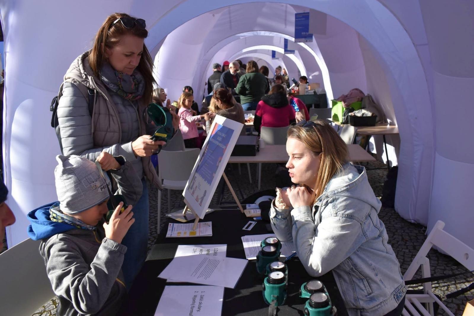 Zdjęcie w galerii na portalu naszraciborz.pl: Fundusze Europejskie. Nowa Energia! Tak było na pikniku na zamku wiadomości z regionu