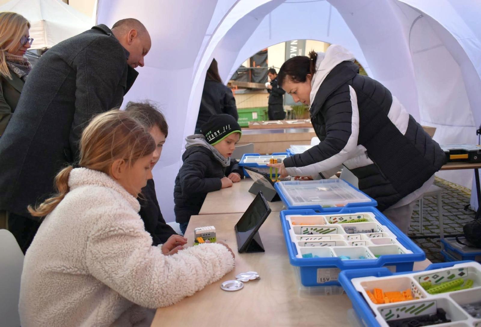 Zdjęcie w galerii na portalu naszraciborz.pl: Fundusze Europejskie. Nowa Energia! Tak było na pikniku na zamku wiadomości z regionu