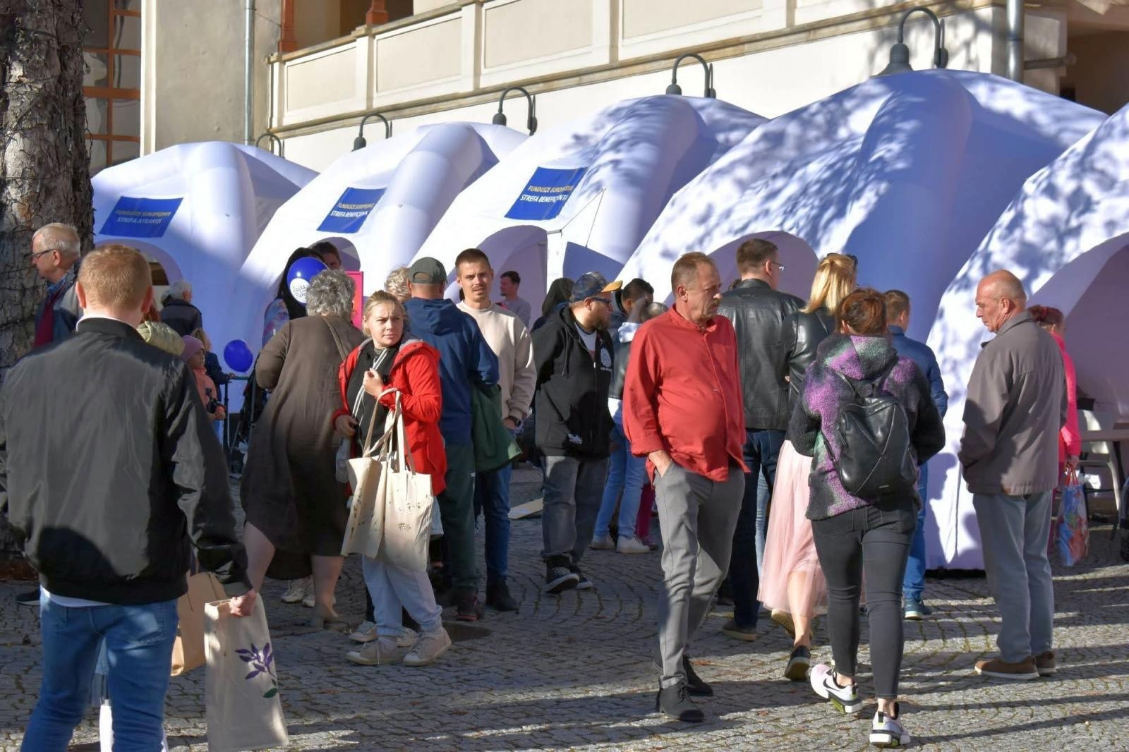 Zdjęcie w galerii na portalu naszraciborz.pl: Fundusze Europejskie. Nowa Energia! Tak było na pikniku na zamku wiadomości z regionu