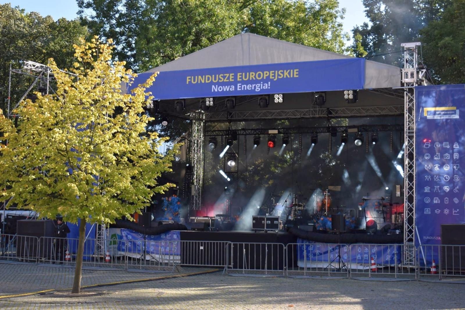 Zdjęcie w galerii na portalu naszraciborz.pl: Fundusze Europejskie. Nowa Energia! Tak było na pikniku na zamku wiadomości z regionu