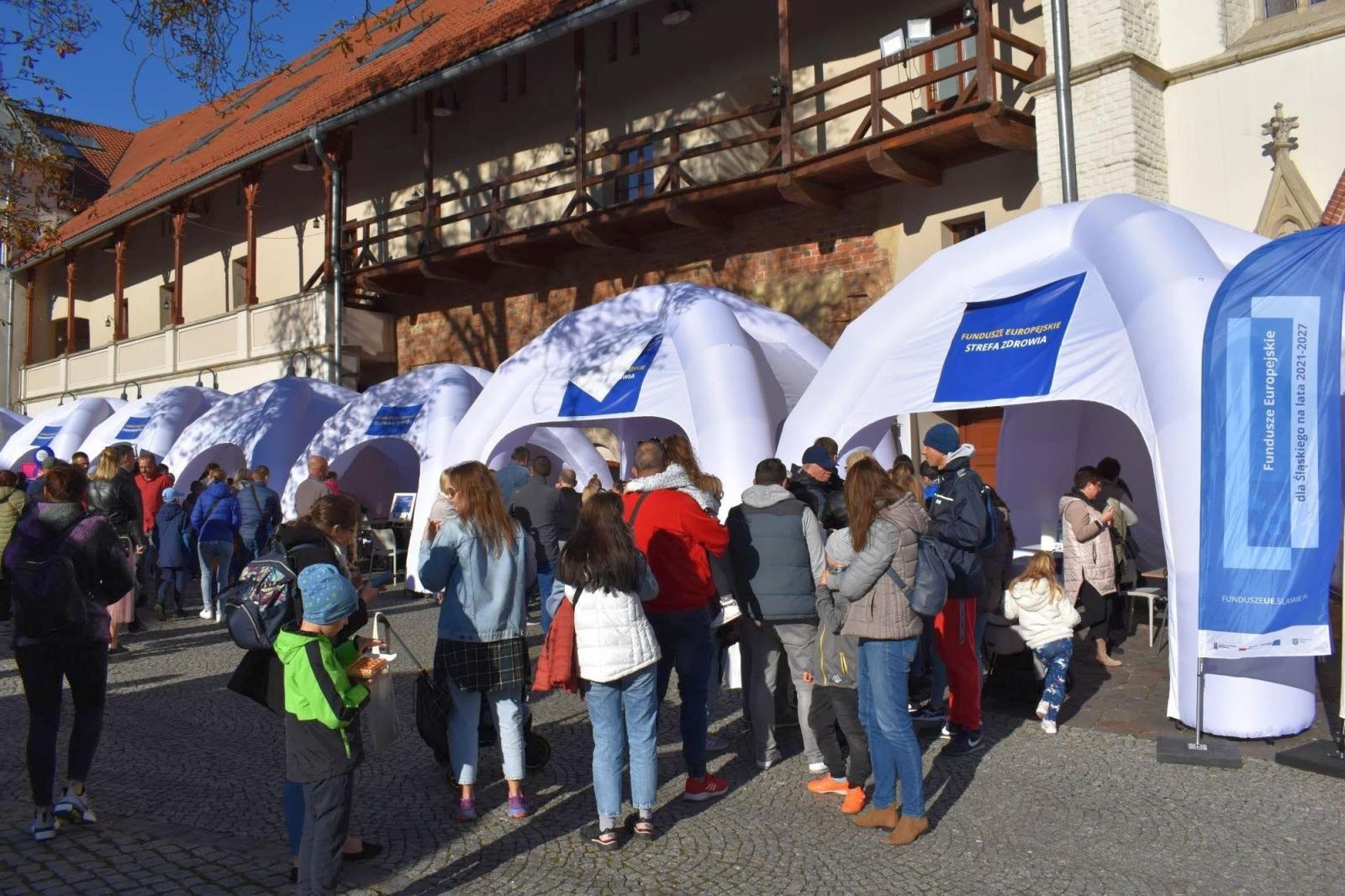 Zdjęcie w galerii na portalu naszraciborz.pl: Fundusze Europejskie. Nowa Energia! Tak było na pikniku na zamku wiadomości z regionu