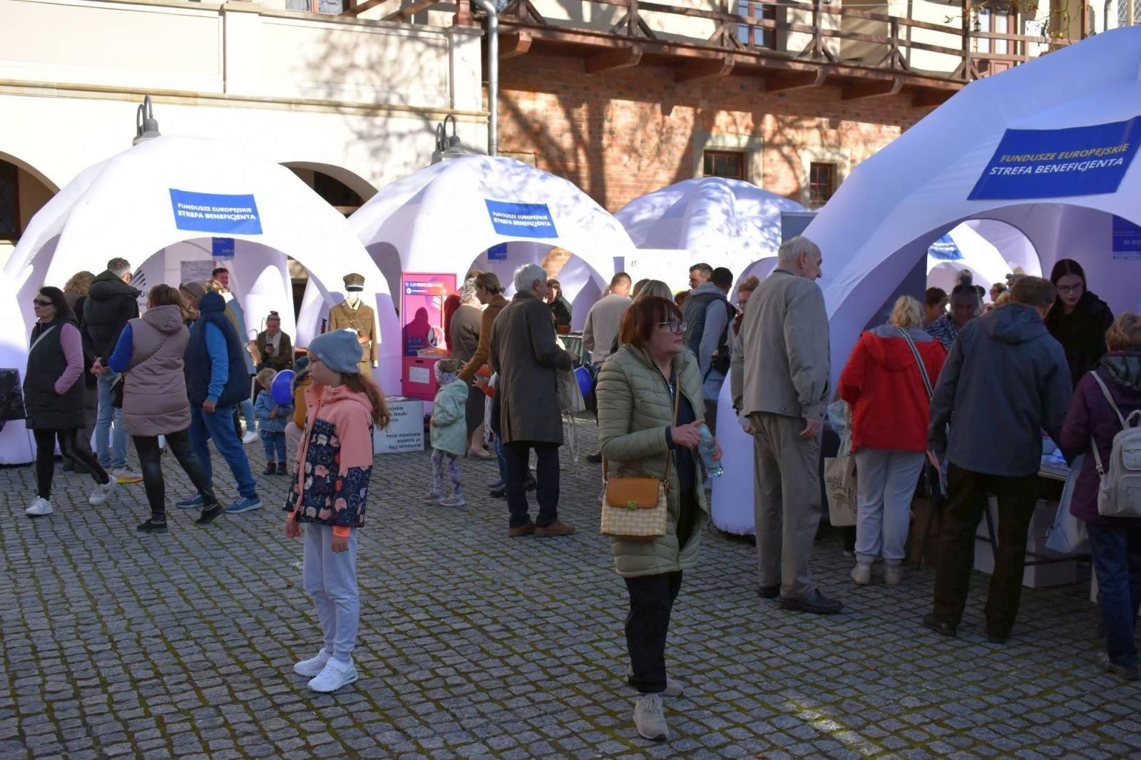 Zdjęcie w galerii na portalu naszraciborz.pl: Fundusze Europejskie. Nowa Energia! Tak było na pikniku na zamku wiadomości z regionu