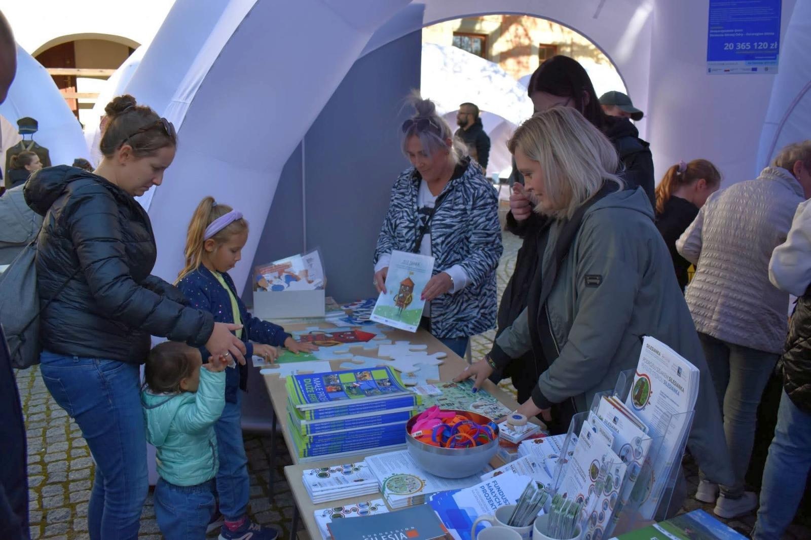 Zdjęcie w galerii na portalu naszraciborz.pl: Fundusze Europejskie. Nowa Energia! Tak było na pikniku na zamku wiadomości z regionu