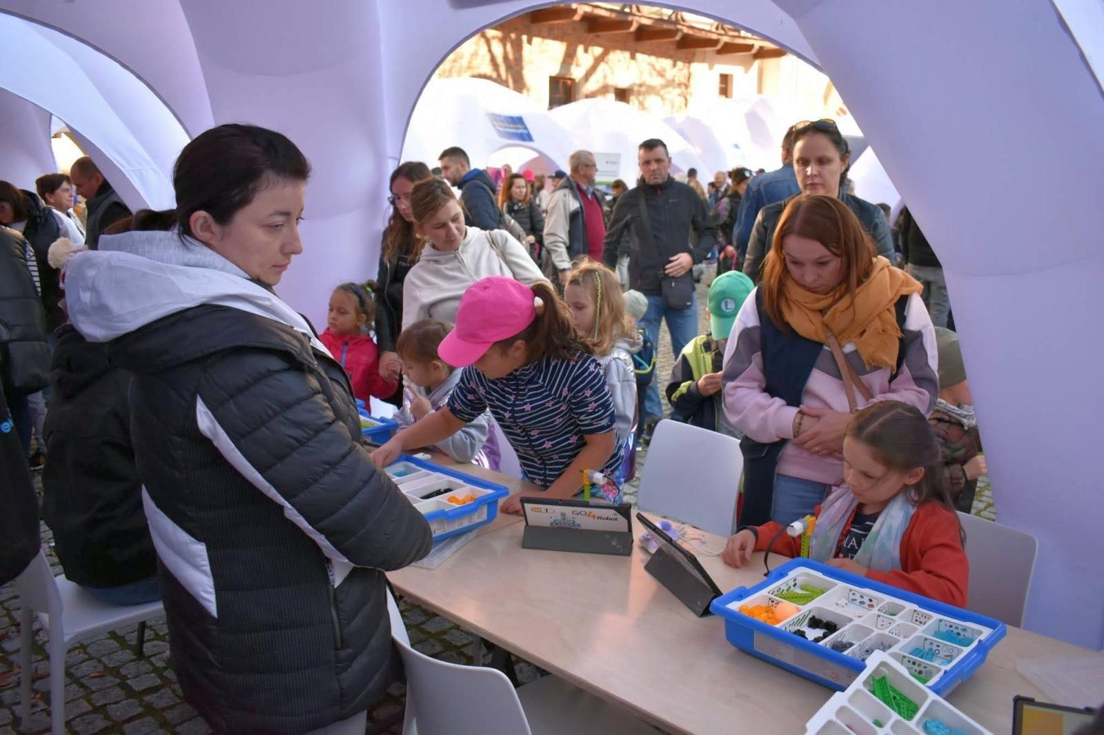 Zdjęcie w galerii na portalu naszraciborz.pl: Fundusze Europejskie. Nowa Energia! Tak było na pikniku na zamku wiadomości z regionu