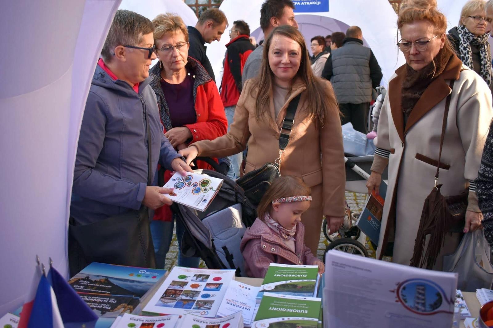 Zdjęcie w galerii na portalu naszraciborz.pl: Fundusze Europejskie. Nowa Energia! Tak było na pikniku na zamku wiadomości z regionu