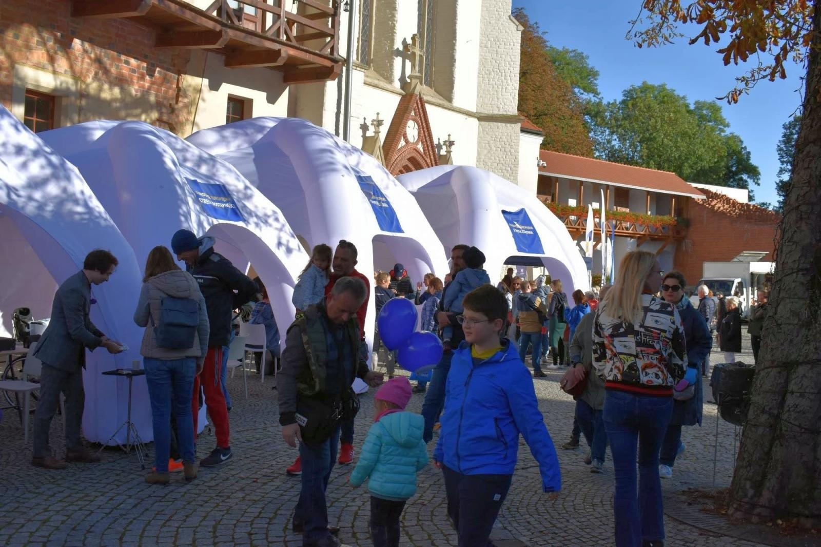 Zdjęcie w galerii na portalu naszraciborz.pl: Fundusze Europejskie. Nowa Energia! Tak było na pikniku na zamku wiadomości z regionu