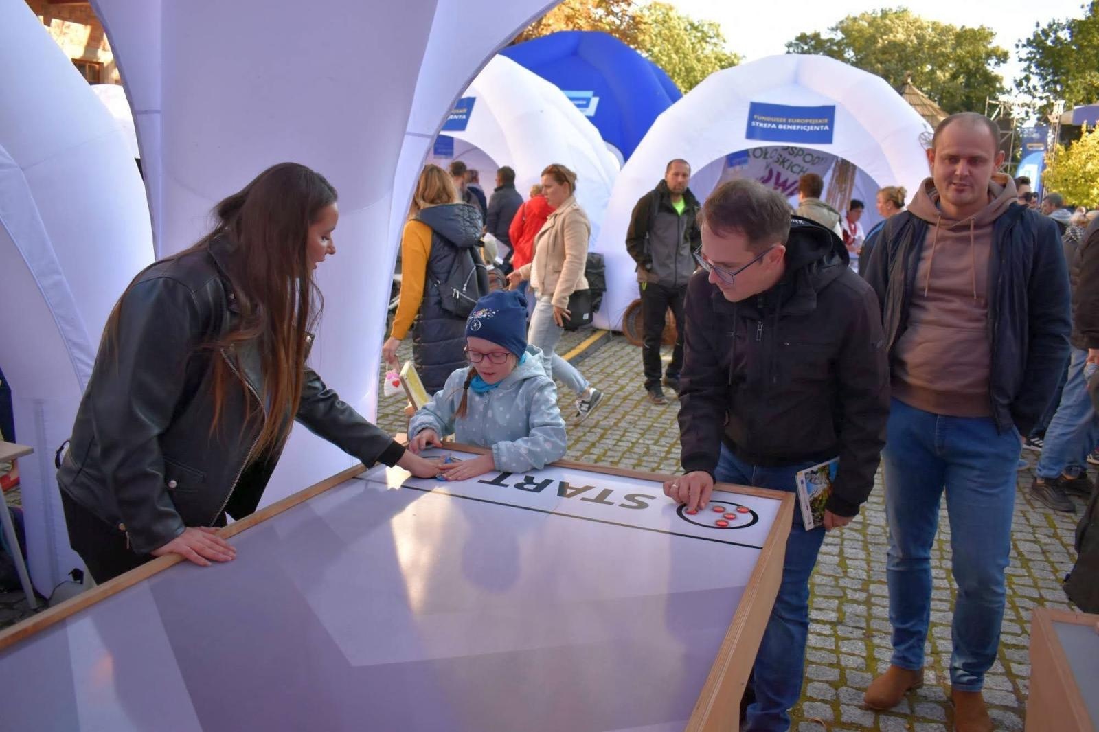 Zdjęcie w galerii na portalu naszraciborz.pl: Fundusze Europejskie. Nowa Energia! Tak było na pikniku na zamku wiadomości z regionu