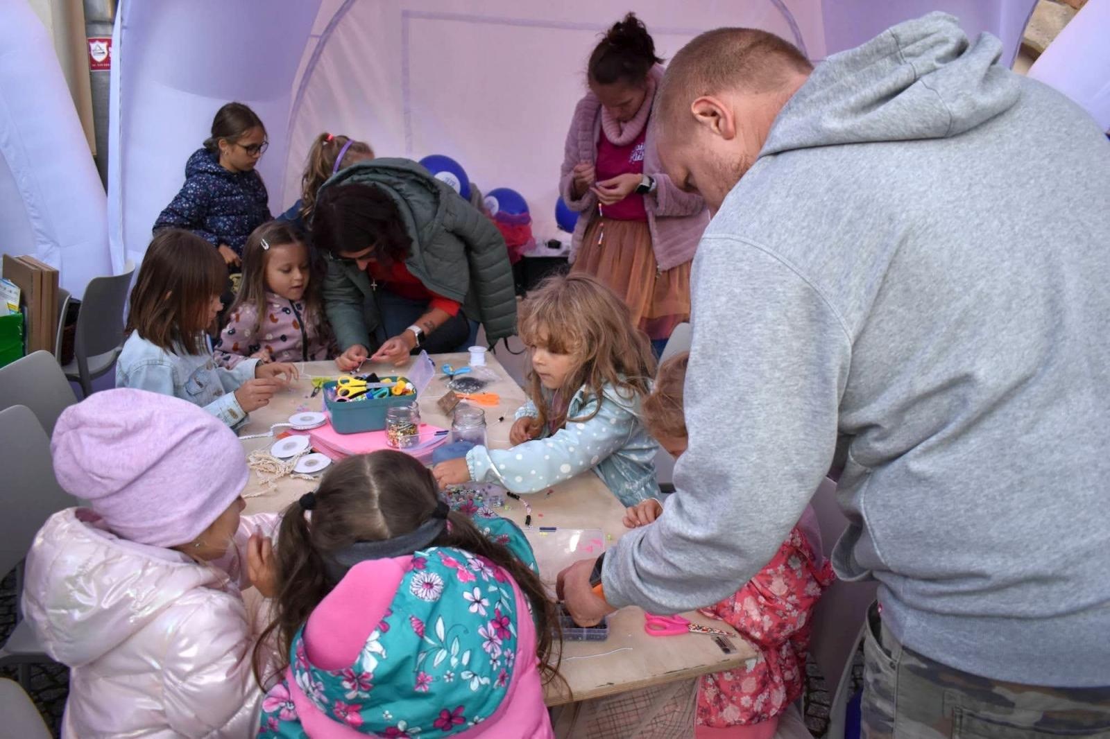 Zdjęcie w galerii na portalu naszraciborz.pl: Fundusze Europejskie. Nowa Energia! Tak było na pikniku na zamku wiadomości z regionu