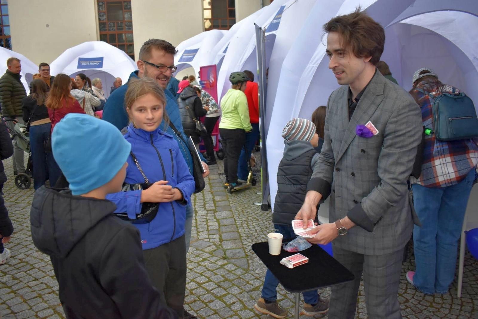 Zdjęcie w galerii na portalu naszraciborz.pl: Fundusze Europejskie. Nowa Energia! Tak było na pikniku na zamku wiadomości z regionu