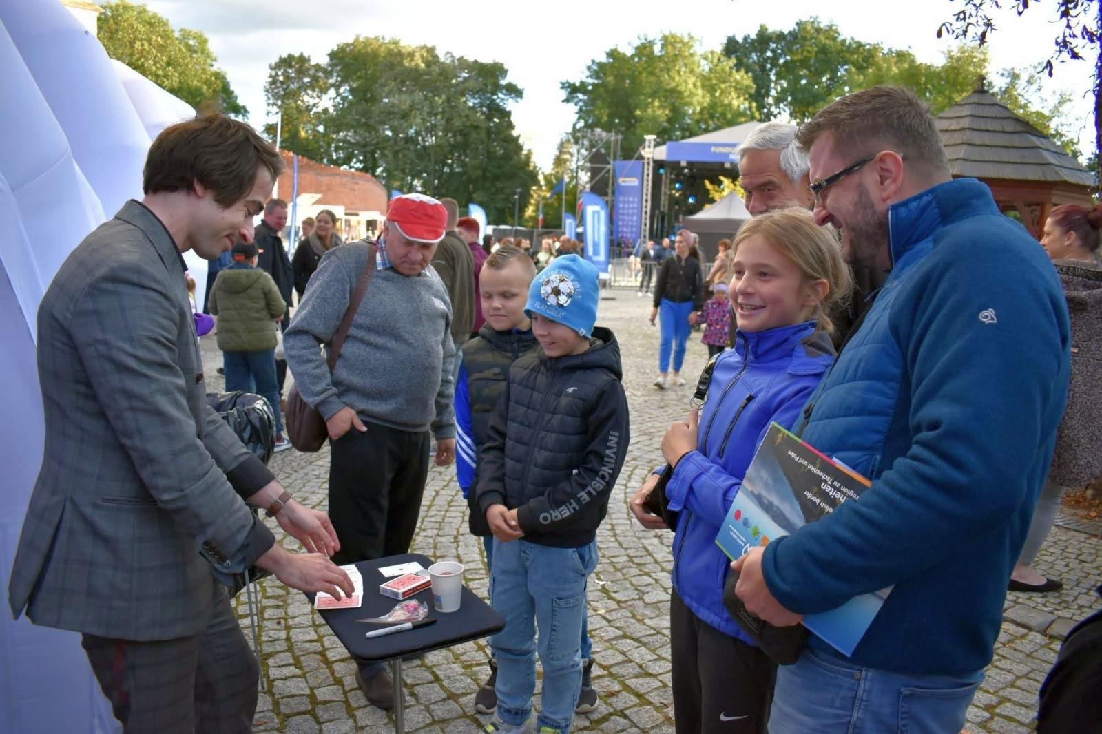 Zdjęcie w galerii na portalu naszraciborz.pl: Fundusze Europejskie. Nowa Energia! Tak było na pikniku na zamku wiadomości z regionu