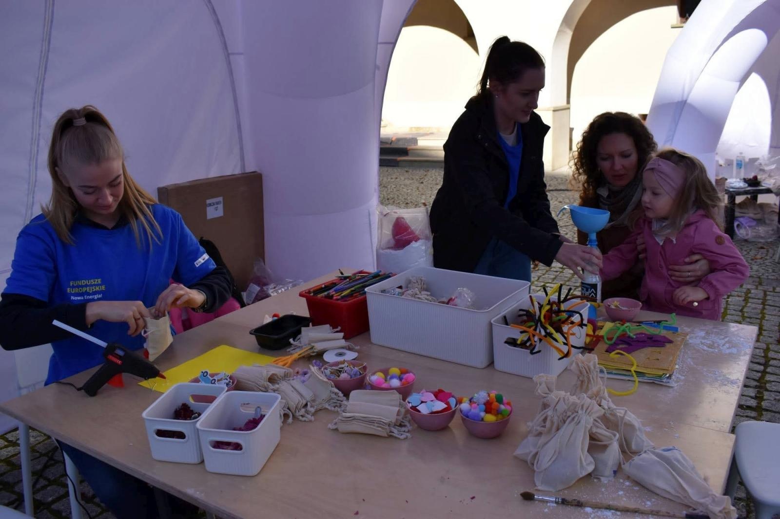 Zdjęcie w galerii na portalu naszraciborz.pl: Fundusze Europejskie. Nowa Energia! Tak było na pikniku na zamku wiadomości z regionu