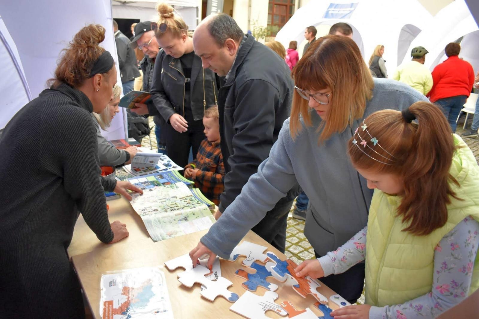 Zdjęcie w galerii na portalu naszraciborz.pl: Fundusze Europejskie. Nowa Energia! Tak było na pikniku na zamku wiadomości z regionu