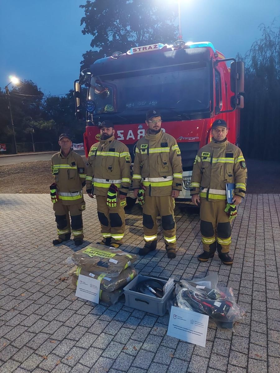 Zdjęcie w galerii na portalu naszraciborz.pl: Strażacy z Kuźni Raciborskiej z nowym sprzętem wiadomości z regionu