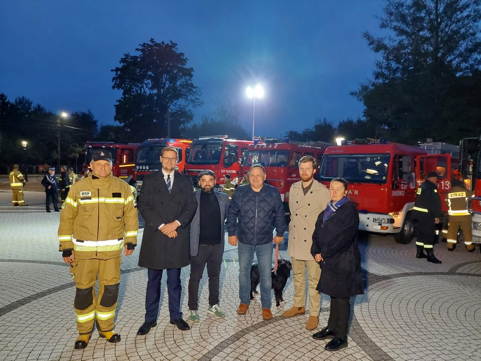 Zdjęcie w galerii na portalu naszraciborz.pl: Strażacy z Kuźni Raciborskiej z nowym sprzętem wiadomości z regionu