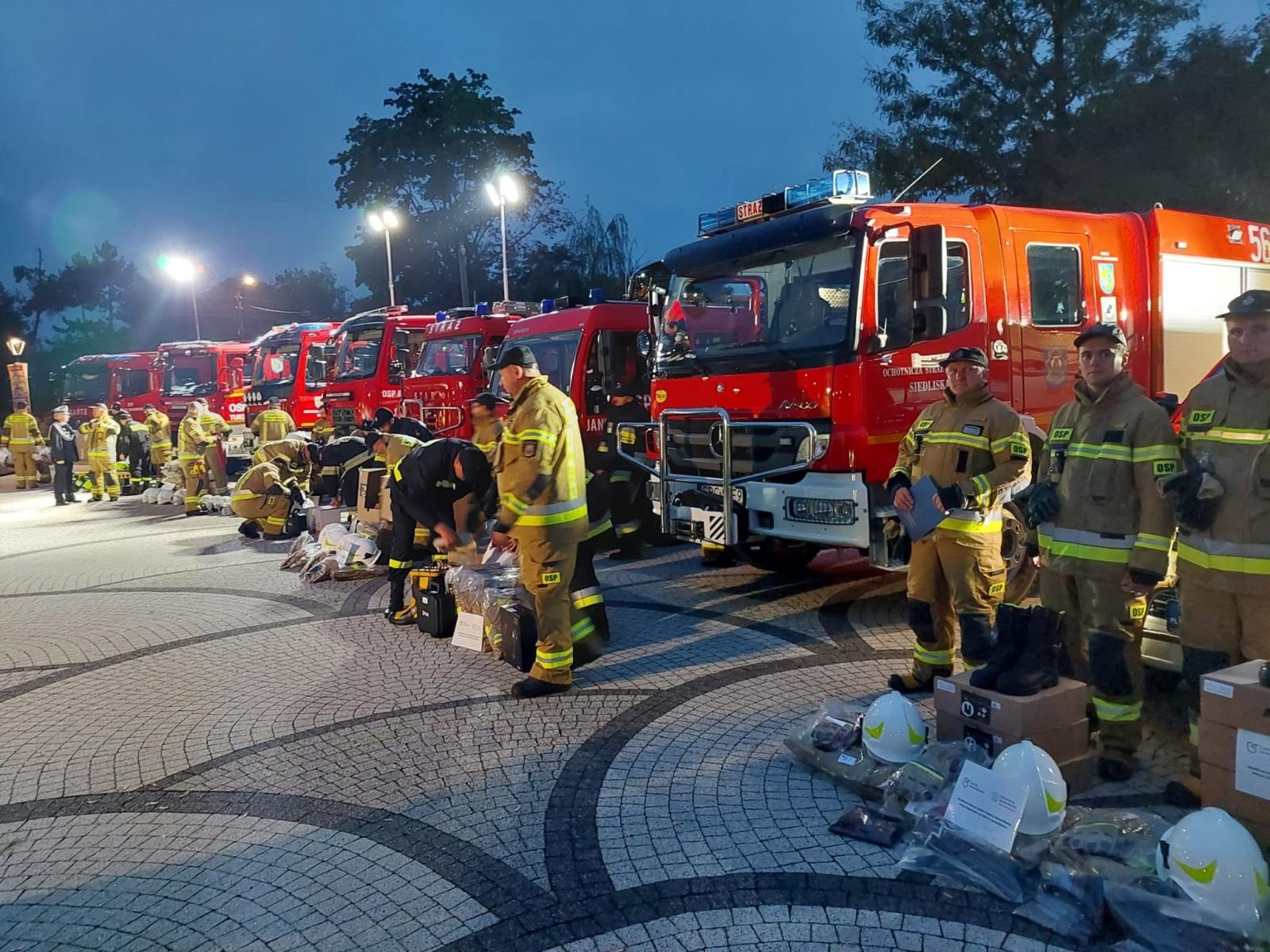 Zdjęcie w galerii na portalu naszraciborz.pl: Strażacy z Kuźni Raciborskiej z nowym sprzętem wiadomości z regionu