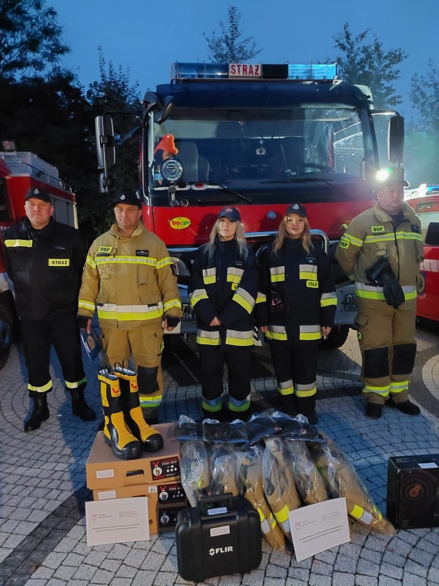 Zdjęcie w galerii na portalu naszraciborz.pl: Strażacy z Kuźni Raciborskiej z nowym sprzętem wiadomości z regionu