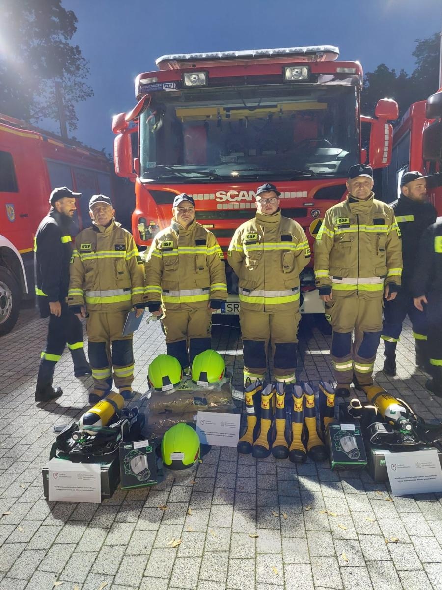Zdjęcie w galerii na portalu naszraciborz.pl: Strażacy z Kuźni Raciborskiej z nowym sprzętem wiadomości z regionu