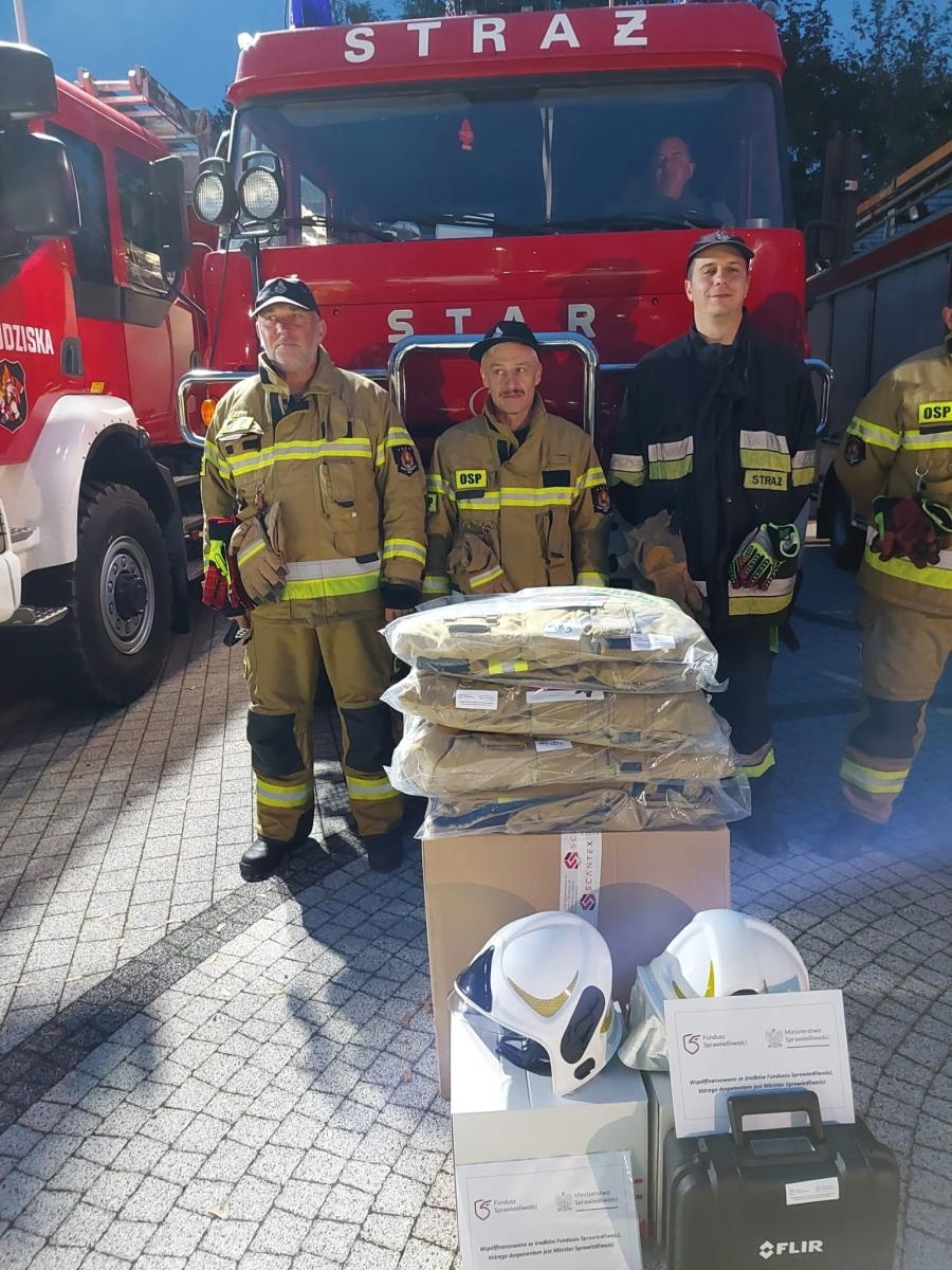Zdjęcie w galerii na portalu naszraciborz.pl: Strażacy z Kuźni Raciborskiej z nowym sprzętem wiadomości z regionu