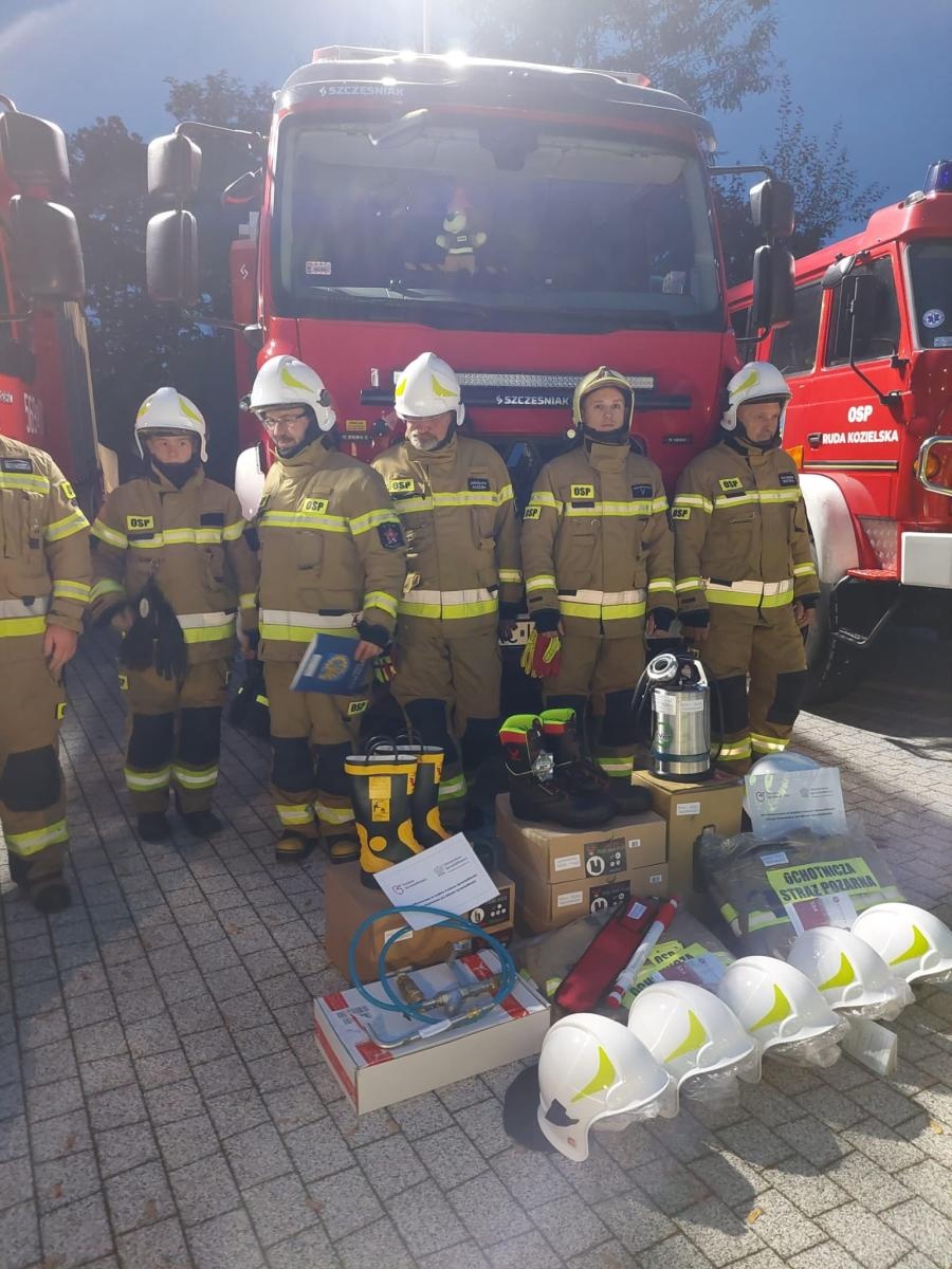 Zdjęcie w galerii na portalu naszraciborz.pl: Strażacy z Kuźni Raciborskiej z nowym sprzętem wiadomości z regionu