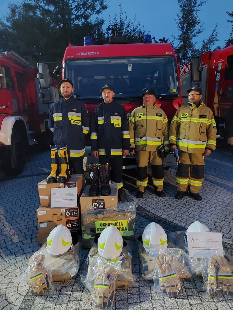 Zdjęcie w galerii na portalu naszraciborz.pl: Strażacy z Kuźni Raciborskiej z nowym sprzętem wiadomości z regionu