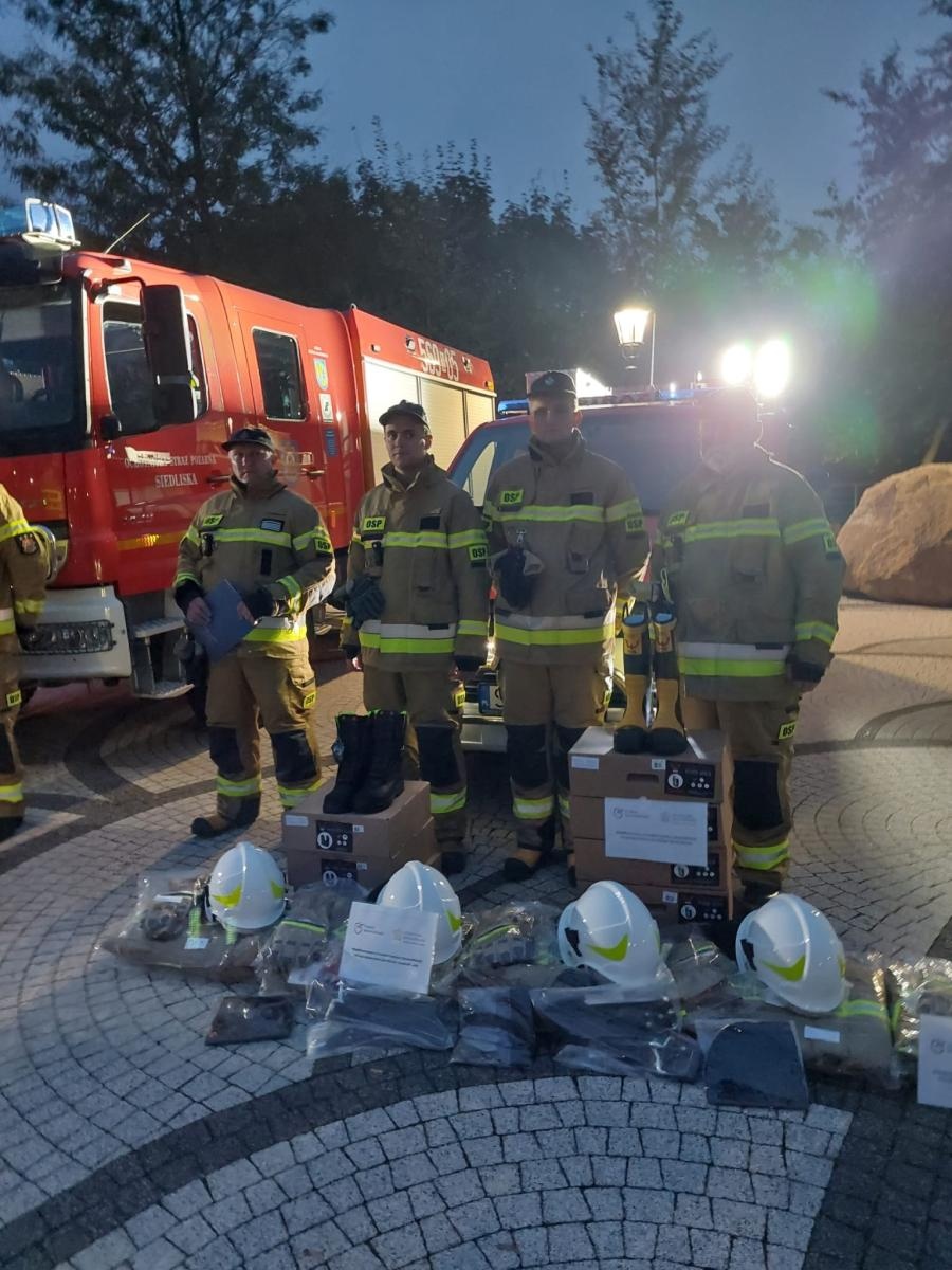 Zdjęcie w galerii na portalu naszraciborz.pl: Strażacy z Kuźni Raciborskiej z nowym sprzętem wiadomości z regionu