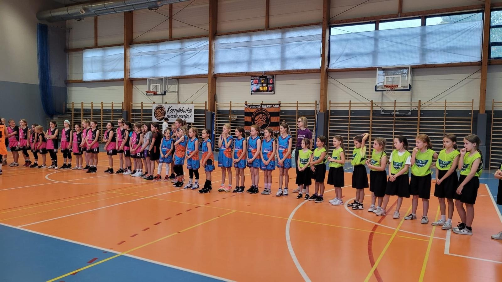 Zdjęcie w galerii na portalu naszraciborz.pl: Na koszykarki Minibasketball nie było mocnych. Piękny gest fair play raciborzanek wiadomości z regionu