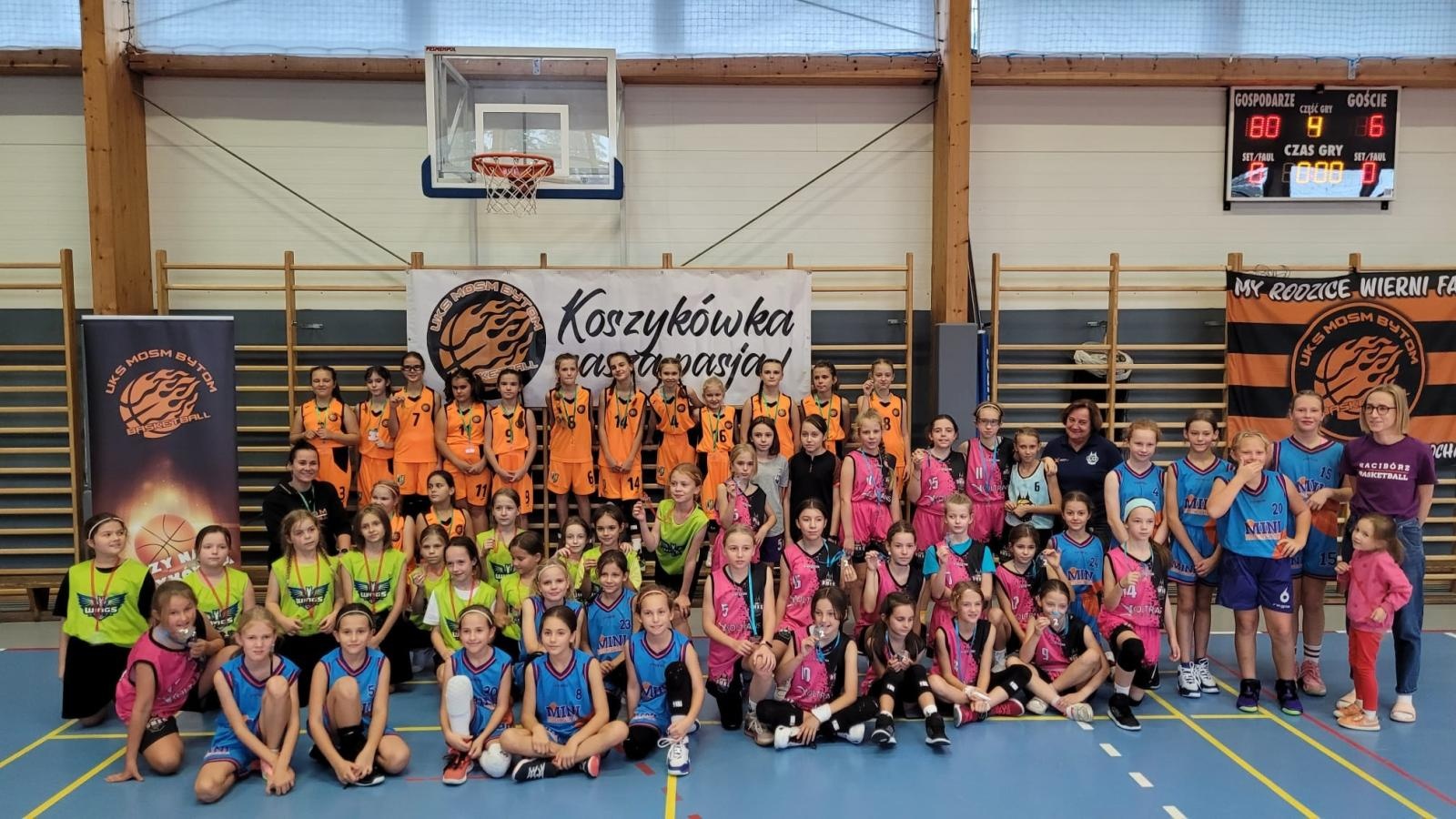 Zdjęcie w galerii na portalu naszraciborz.pl: Na koszykarki Minibasketball nie było mocnych. Piękny gest fair play raciborzanek wiadomości z regionu