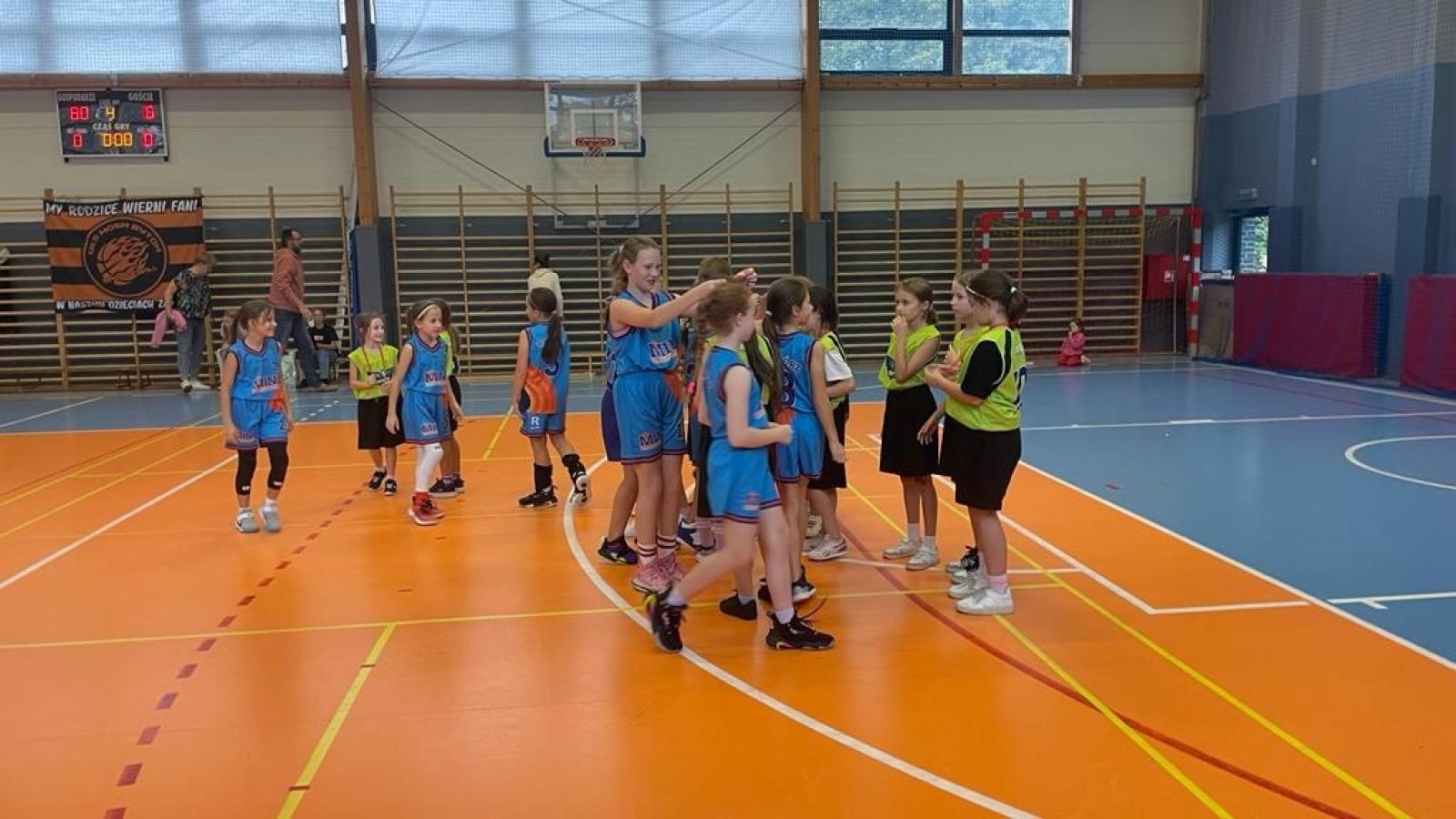 Zdjęcie w galerii na portalu naszraciborz.pl: Na koszykarki Minibasketball nie było mocnych. Piękny gest fair play raciborzanek wiadomości z regionu