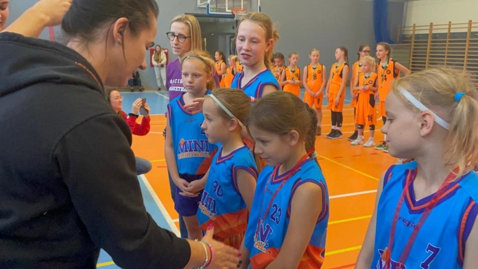Zdjęcie w galerii na portalu naszraciborz.pl: Na koszykarki Minibasketball nie było mocnych. Piękny gest fair play raciborzanek wiadomości z regionu