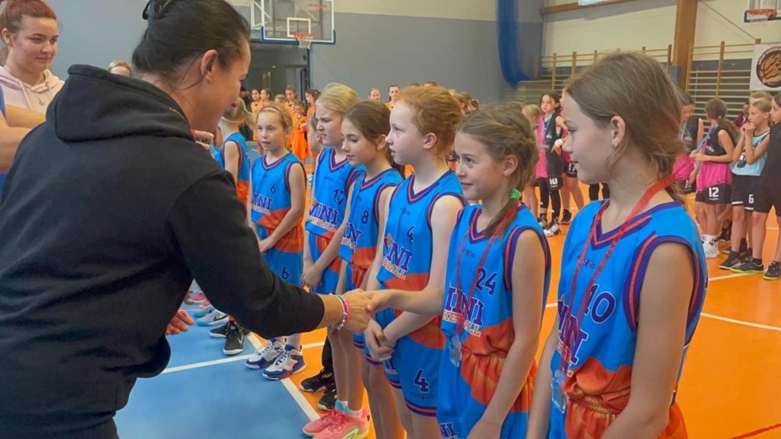 Zdjęcie w galerii na portalu naszraciborz.pl: Na koszykarki Minibasketball nie było mocnych. Piękny gest fair play raciborzanek wiadomości z regionu