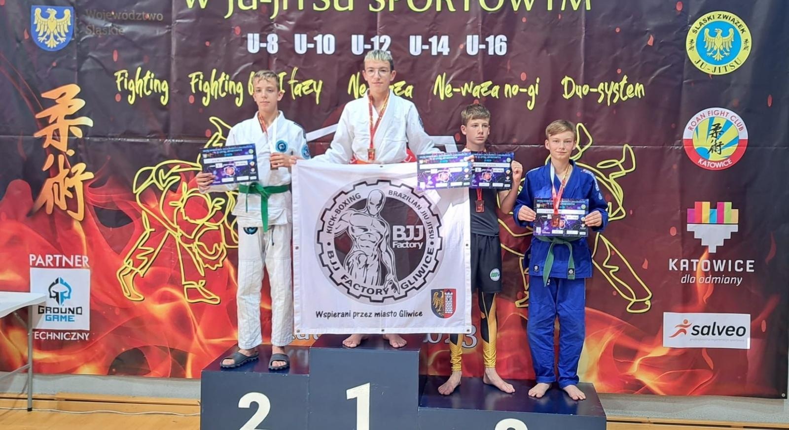 Zdjęcie w galerii na portalu naszraciborz.pl: Młodzi zawodnicy Łamatora na podium wiadomości z regionu