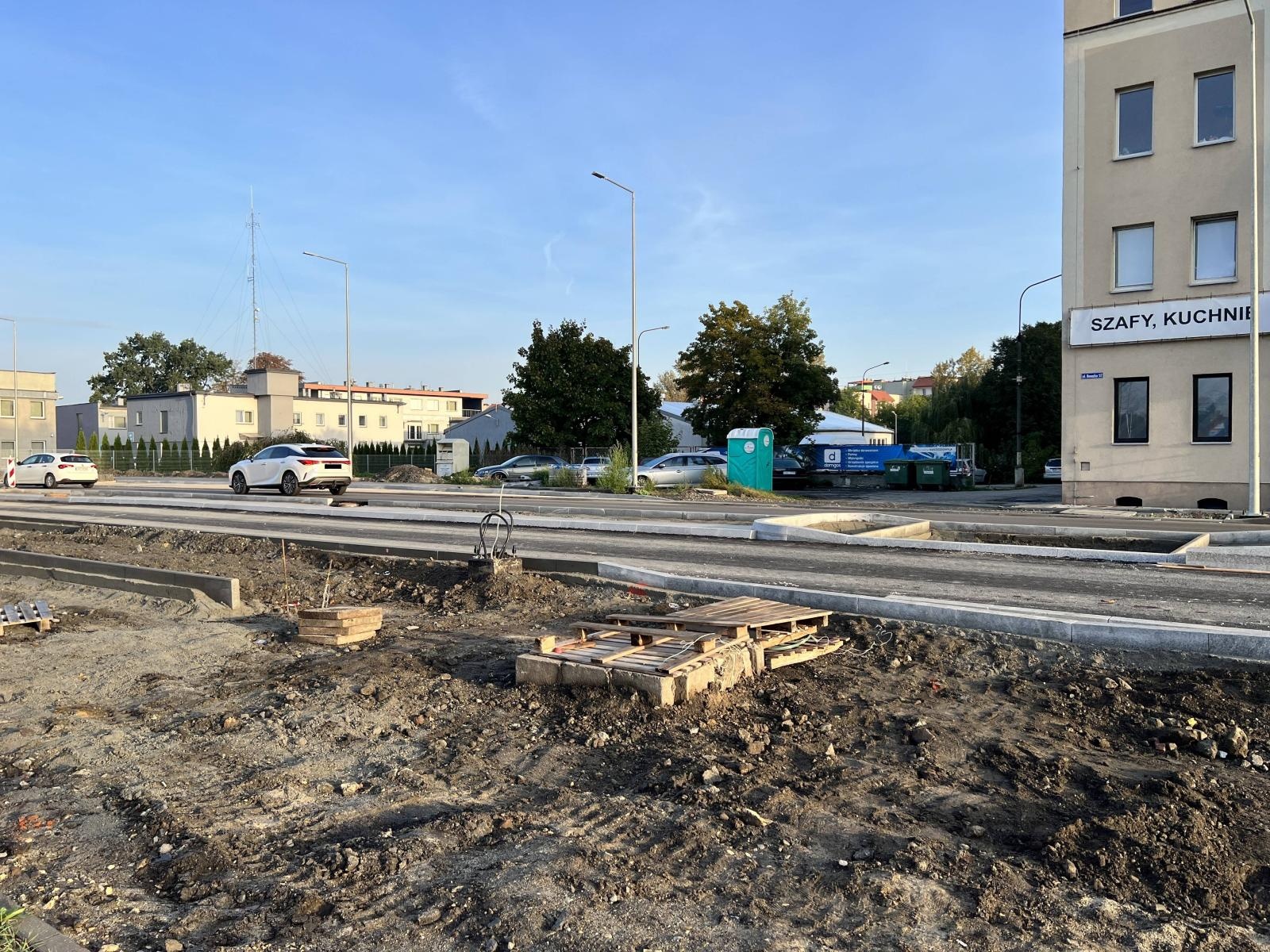 Zdjęcie w galerii na portalu naszraciborz.pl: Problem na Bosackiej. Betonowa wysepka zamiast zjazdu do Domgosu wiadomości z regionu