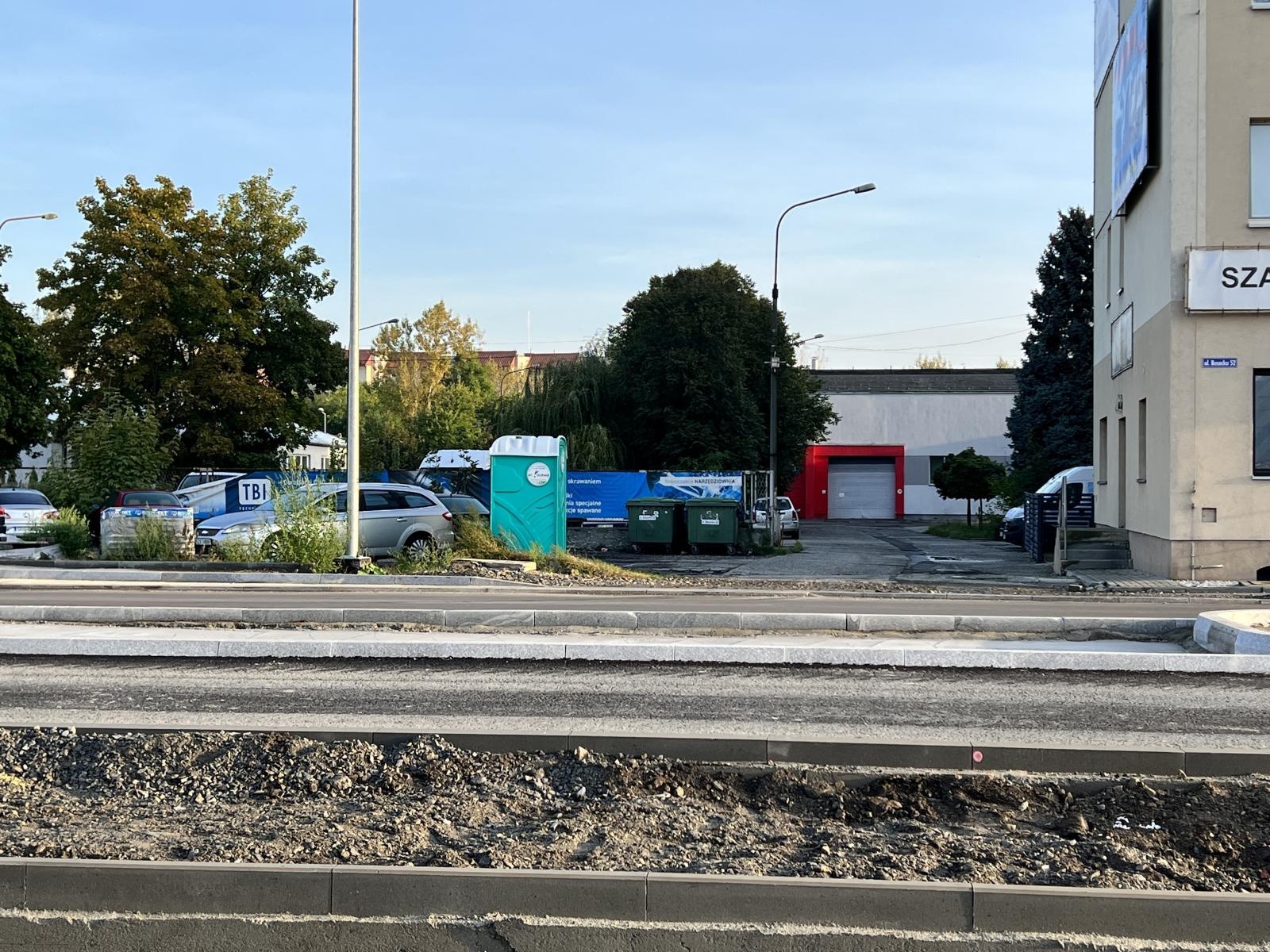 Zdjęcie w galerii na portalu naszraciborz.pl: Problem na Bosackiej. Betonowa wysepka zamiast zjazdu do Domgosu wiadomości z regionu