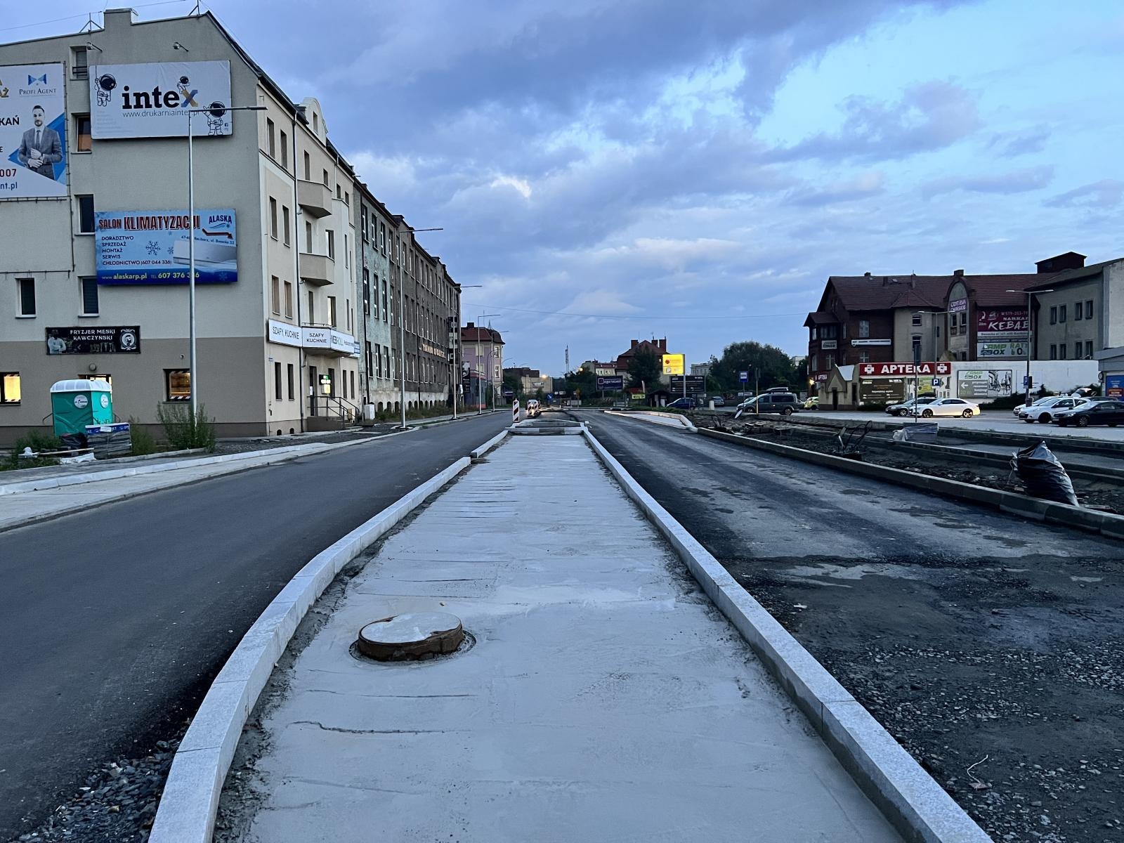 Zdjęcie w galerii na portalu naszraciborz.pl: Problem na Bosackiej. Betonowa wysepka zamiast zjazdu do Domgosu wiadomości z regionu