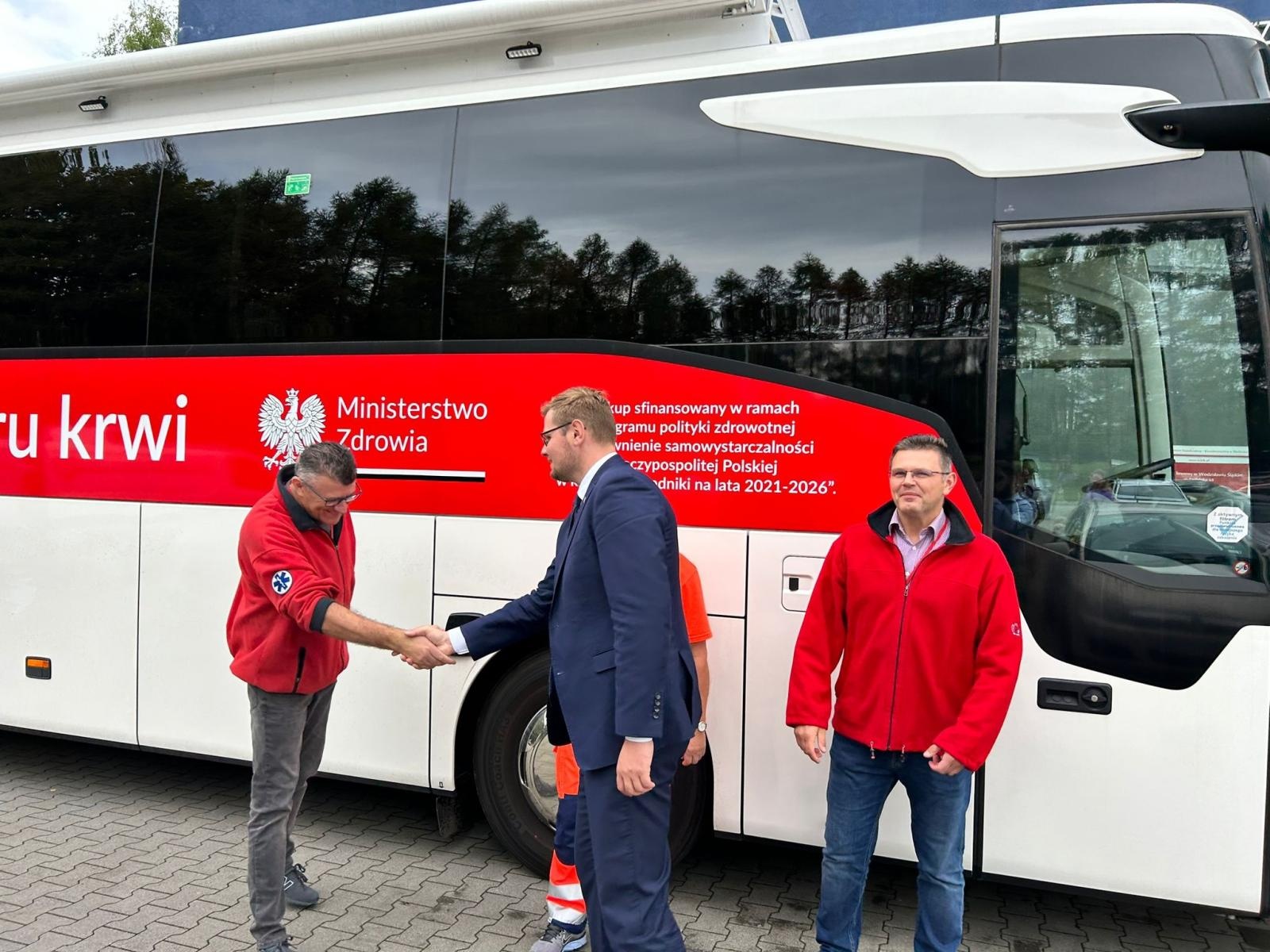 Zdjęcie w galerii na portalu naszraciborz.pl: Nowe ambulanse i krwiobus dla Regionalnego Centrum Krwiodawstwa wiadomości z regionu