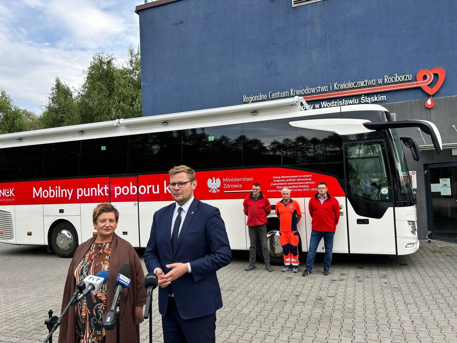 Zdjęcie w galerii na portalu naszraciborz.pl: Nowe ambulanse i krwiobus dla Regionalnego Centrum Krwiodawstwa wiadomości z regionu