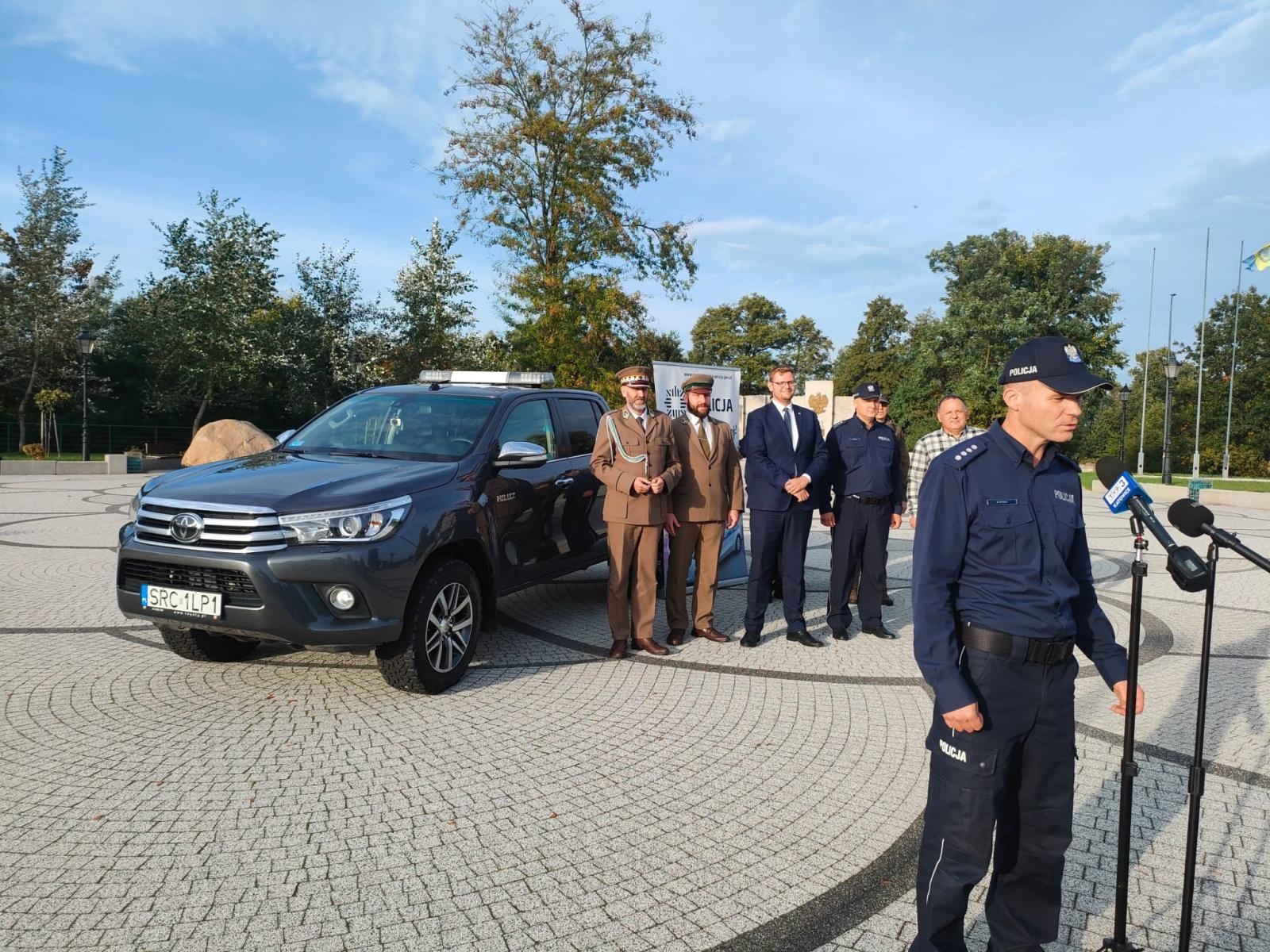Zdjęcie w galerii na portalu naszraciborz.pl: Policjanci z Kuźni Raciborskiej dostali terenową toyotę wiadomości z regionu