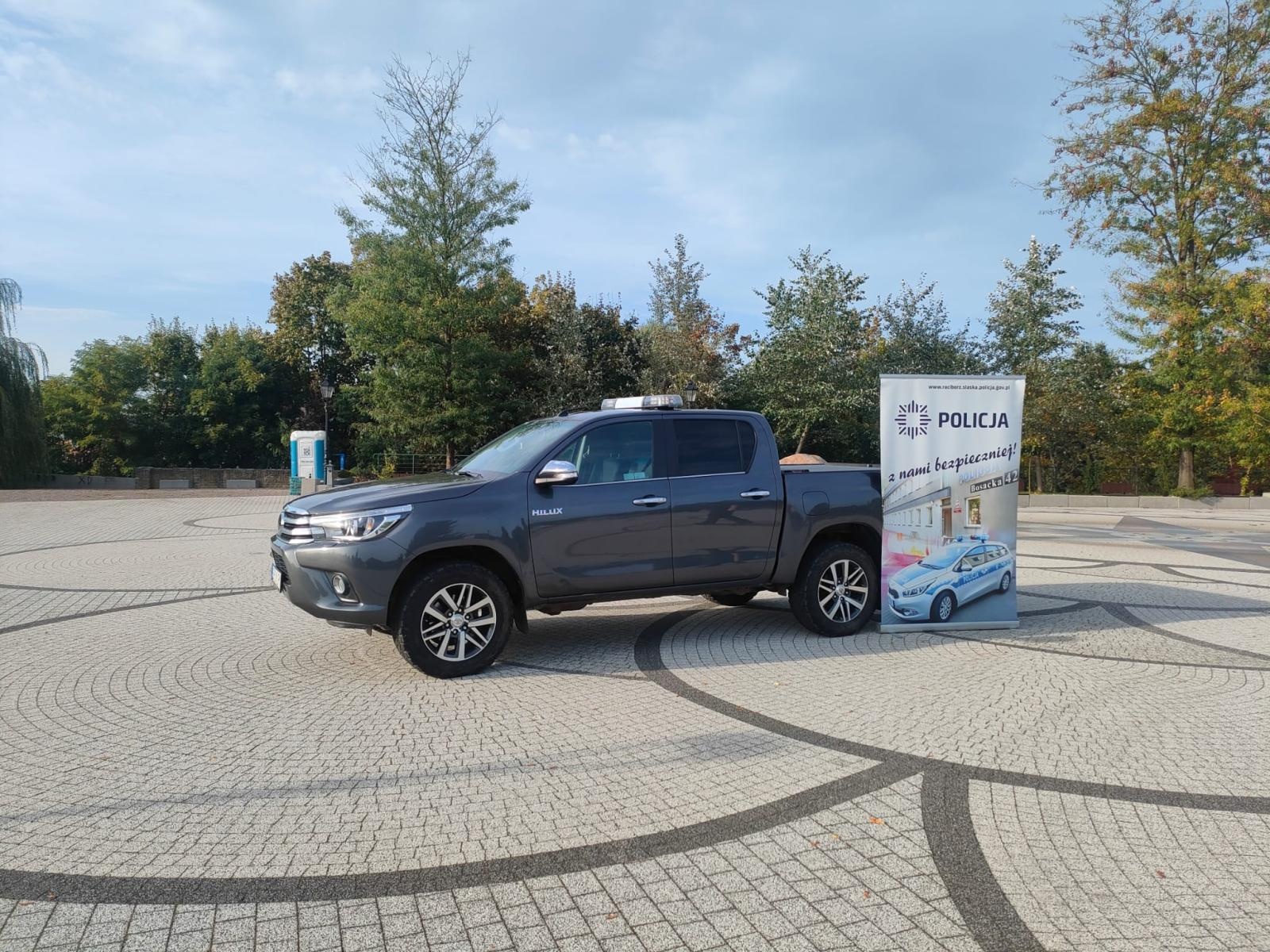 Zdjęcie w galerii na portalu naszraciborz.pl: Policjanci z Kuźni Raciborskiej dostali terenową toyotę wiadomości z regionu