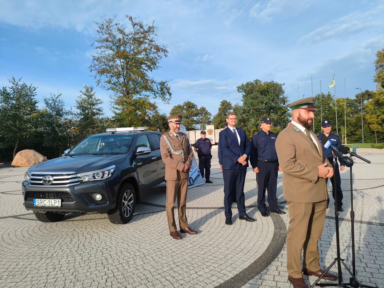 Zdjęcie w galerii na portalu naszraciborz.pl: Policjanci z Kuźni Raciborskiej dostali terenową toyotę wiadomości z regionu