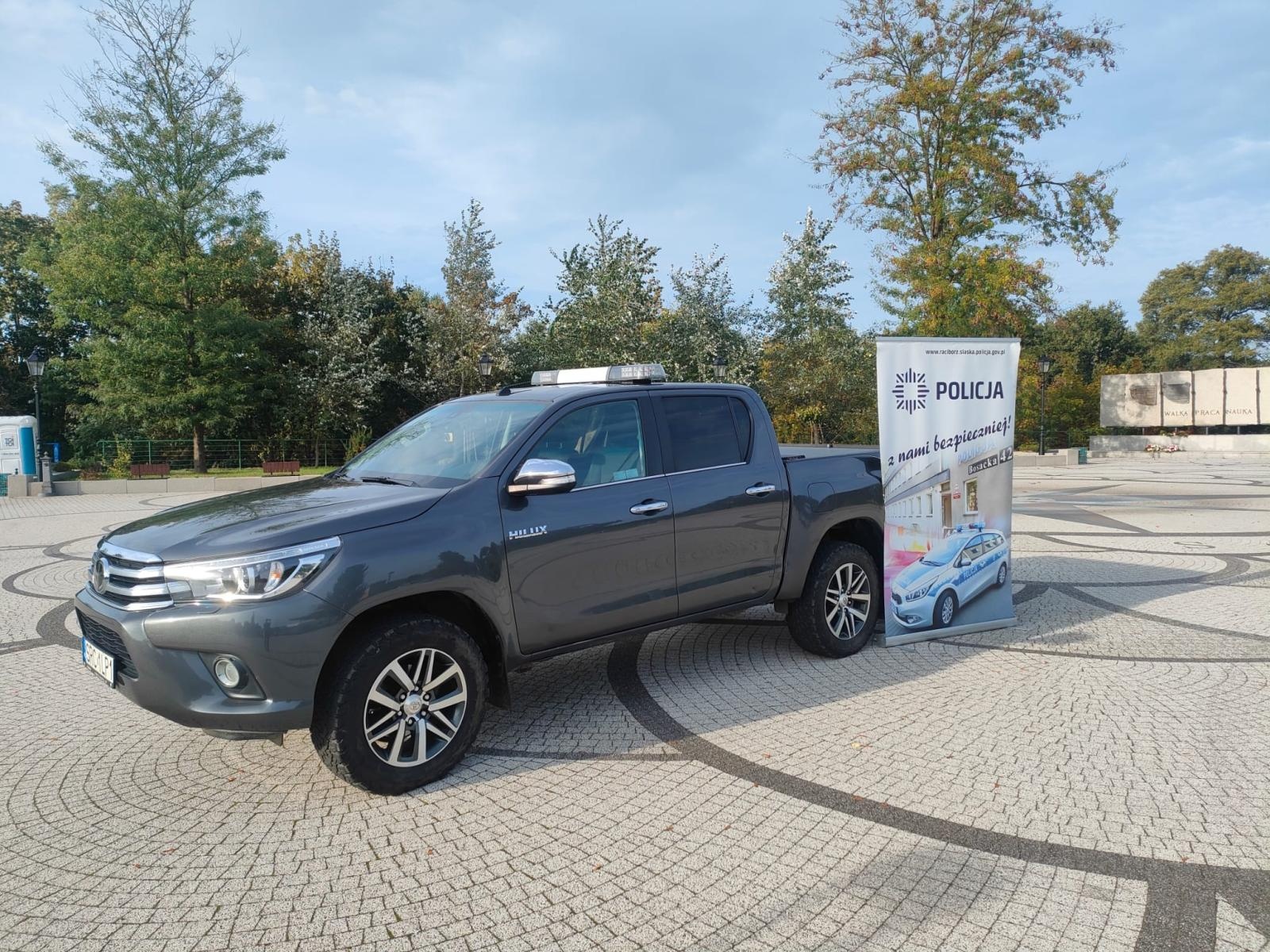 Zdjęcie w galerii na portalu naszraciborz.pl: Policjanci z Kuźni Raciborskiej dostali terenową toyotę wiadomości z regionu