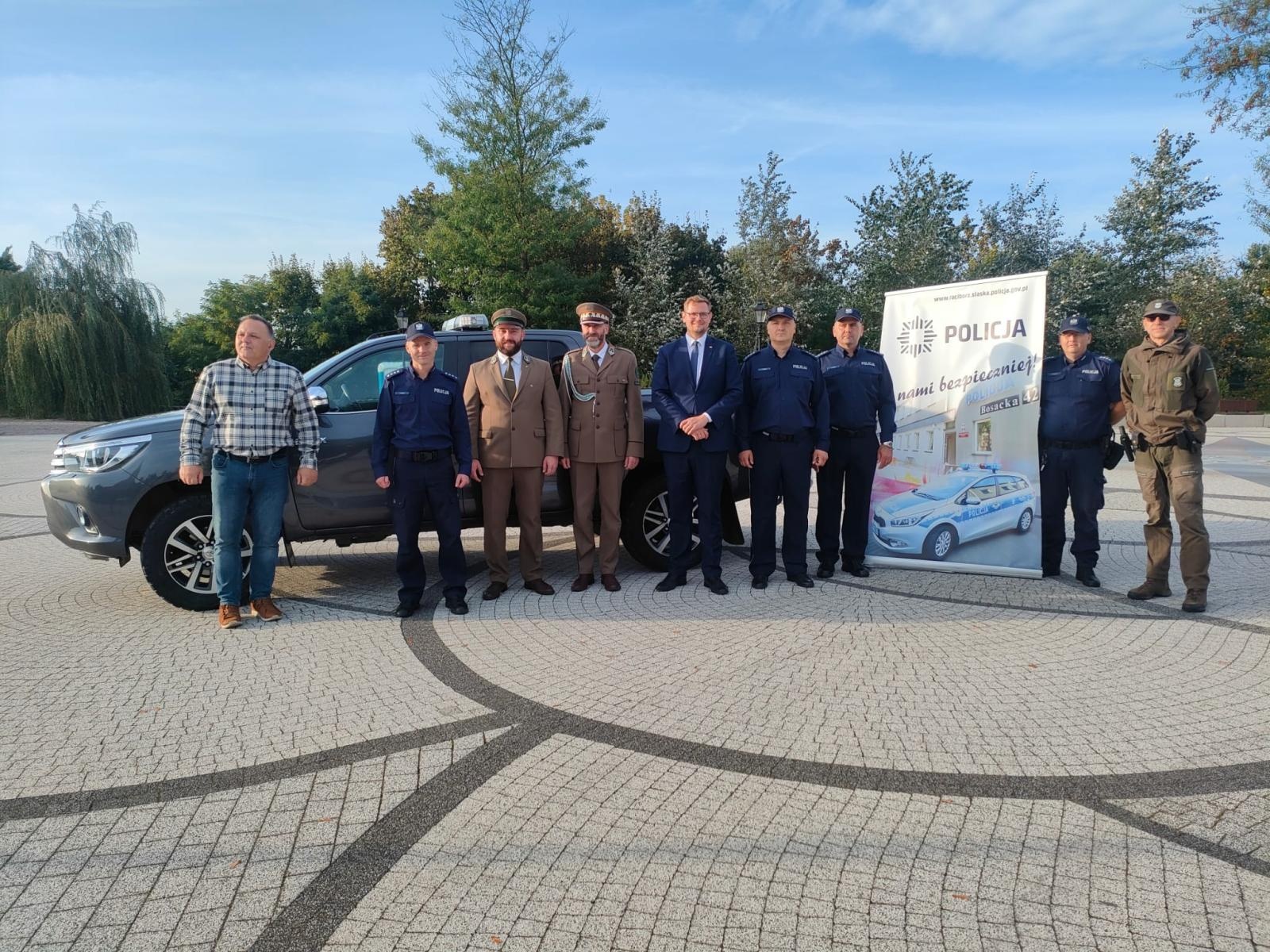 Zdjęcie w galerii na portalu naszraciborz.pl: Policjanci z Kuźni Raciborskiej dostali terenową toyotę wiadomości z regionu