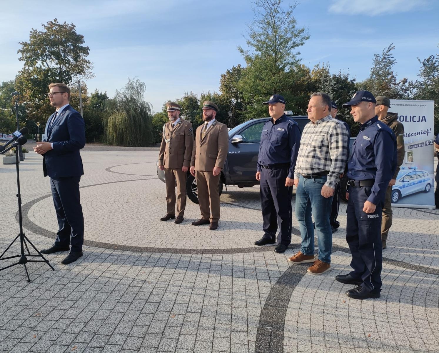 Zdjęcie w galerii na portalu naszraciborz.pl: Policjanci z Kuźni Raciborskiej dostali terenową toyotę wiadomości z regionu