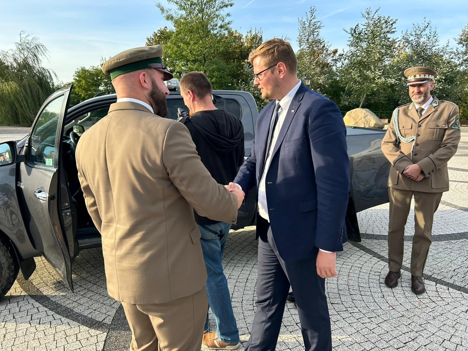 Zdjęcie w galerii na portalu naszraciborz.pl: Policjanci z Kuźni Raciborskiej dostali terenową toyotę wiadomości z regionu